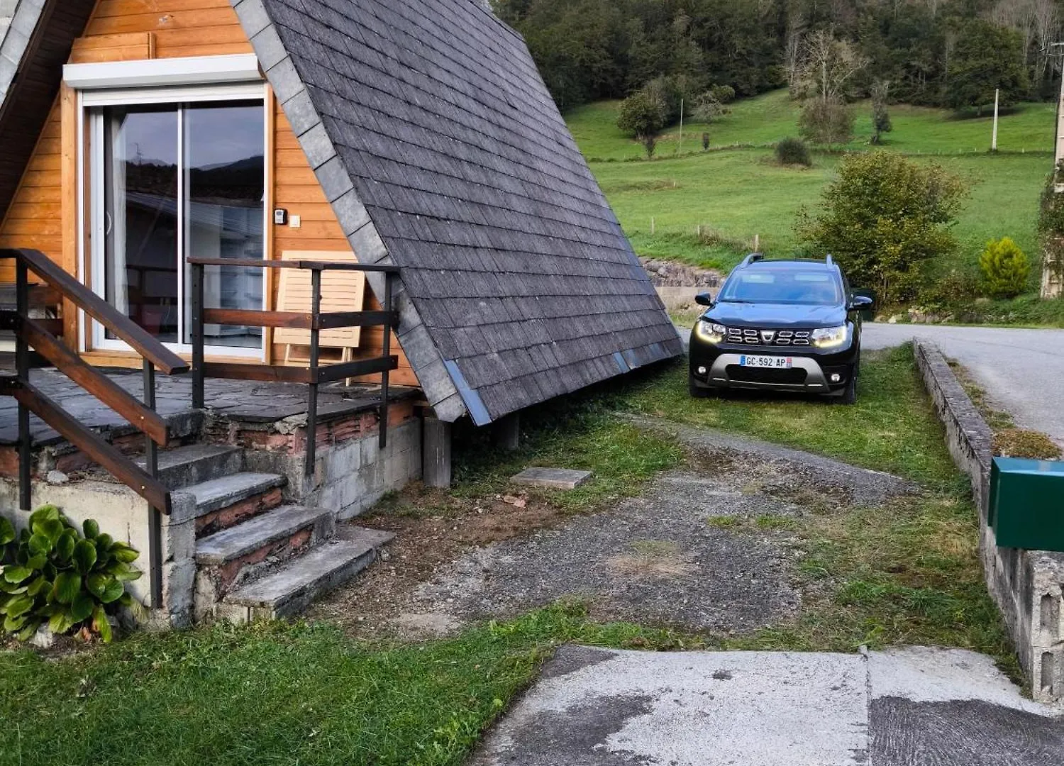 Petit Chalet Avec Terrasse Oust